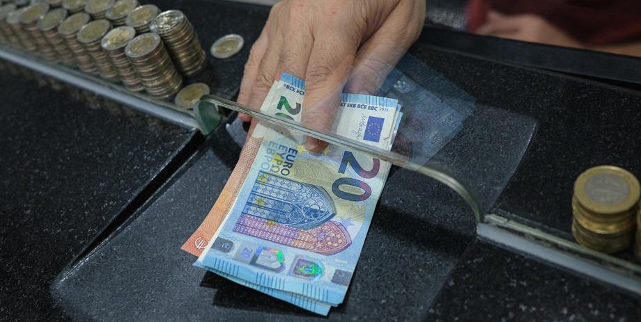 Euro bie serish, i afrohet vleres minimale historike